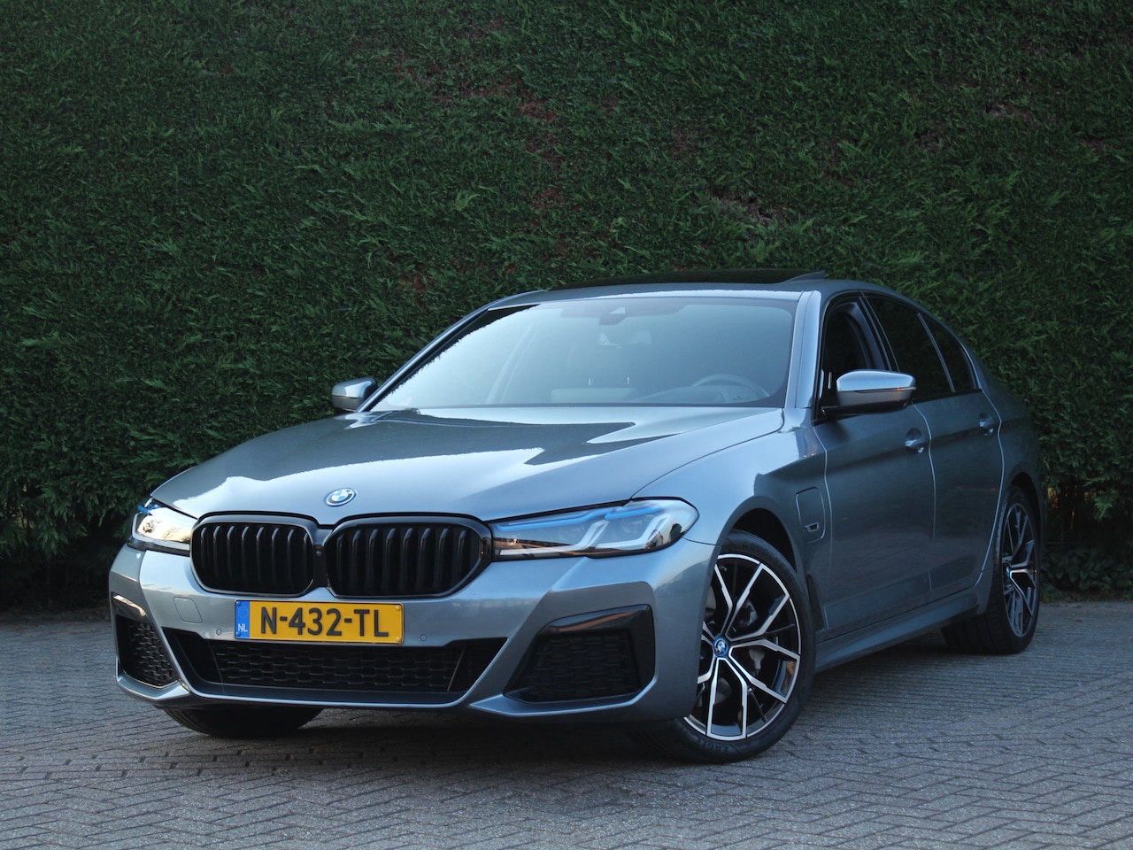 BMW 5-serie - 530e Business Edition Plus | Schuifdak | Camera | Stuurverwarming | Trekhaak - AutoWereld.nl