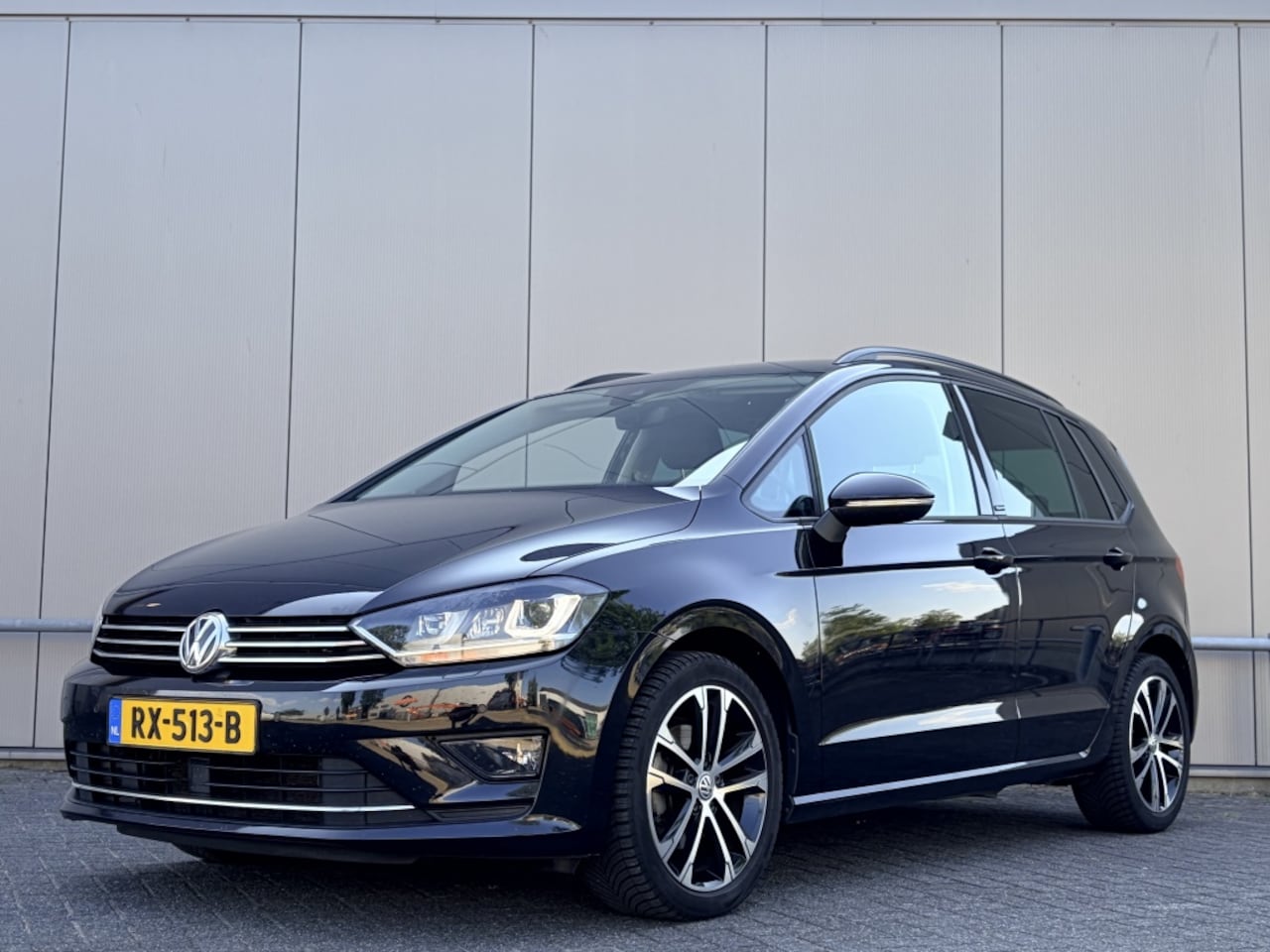 Volkswagen Golf Sportsvan - 1.6 TDI Highline - automaat - navi - airco - cruise - AutoWereld.nl
