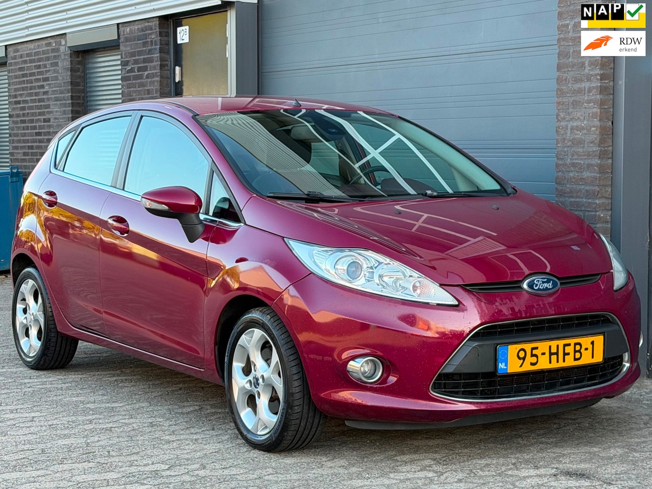 Ford Fiesta - 1.6 Titanium AIRCO CRUISE PDC TREKHAAK NAP APK - AutoWereld.nl