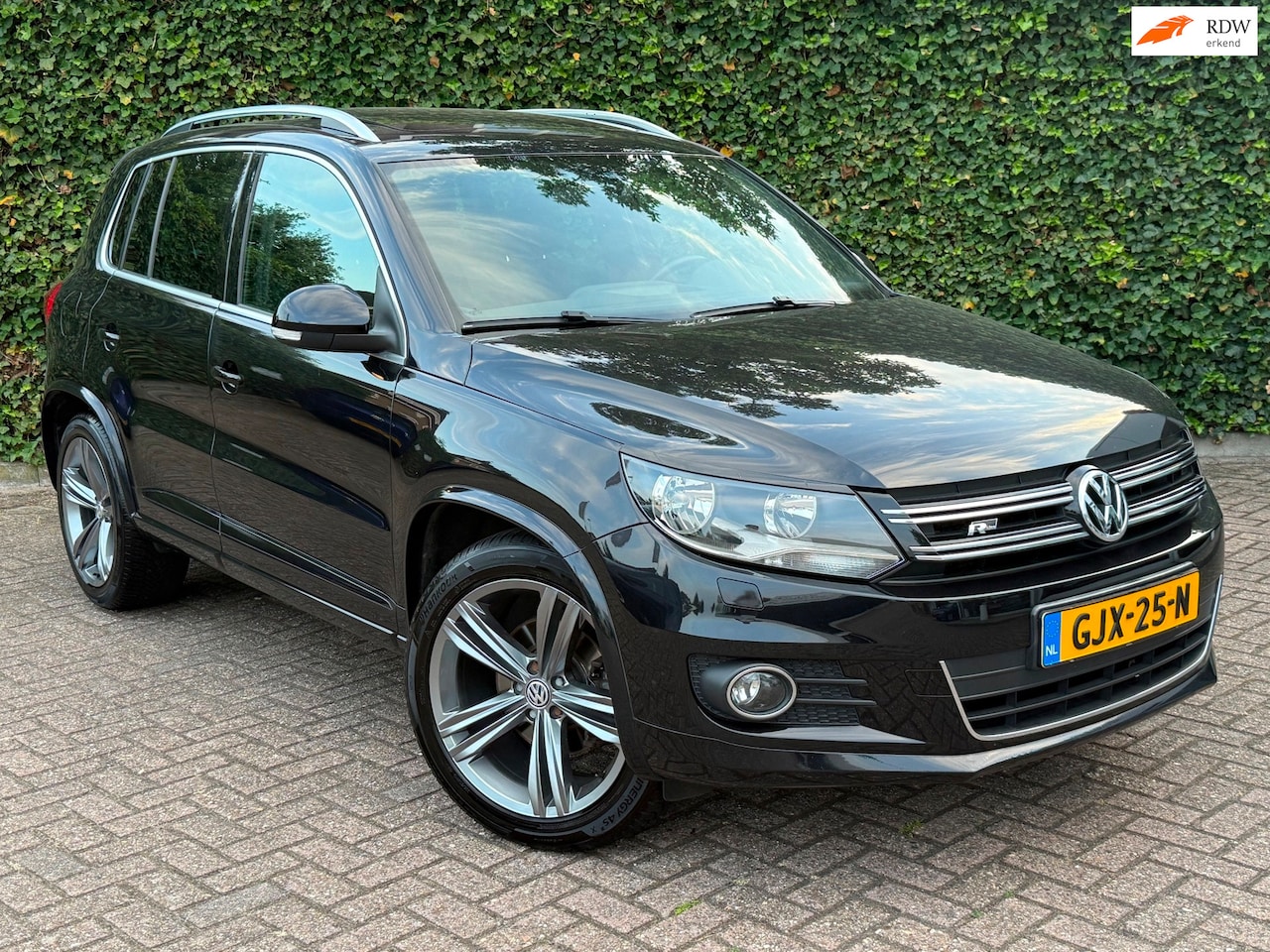 Volkswagen Tiguan - 2.0 TSI 4motion R-line | Pano | Trekhaak | Cruise | Stoelverwarming - AutoWereld.nl