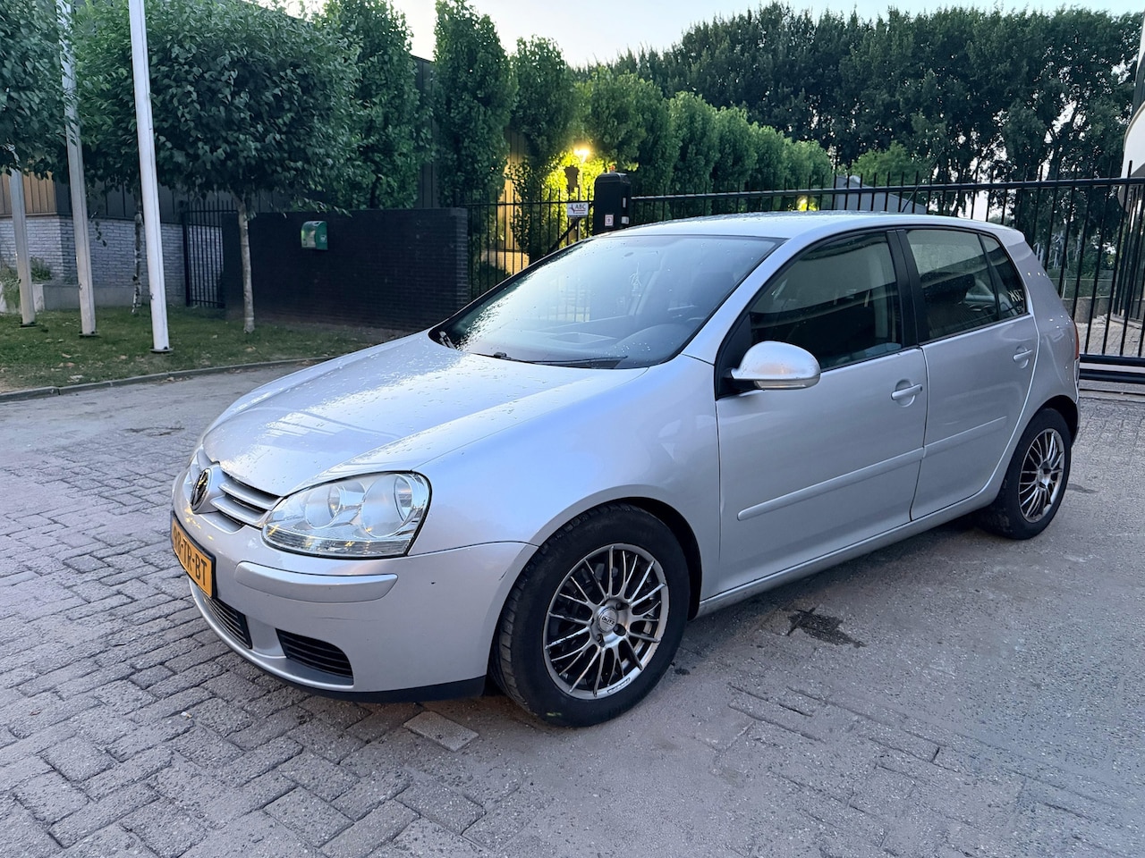Volkswagen Golf - 1.6 FSI Optive AUTOMAAT - AutoWereld.nl