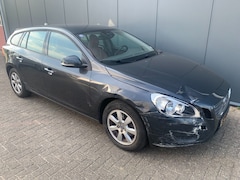 Volvo V60 - 1.6 T3 Kinetic met lichte schade