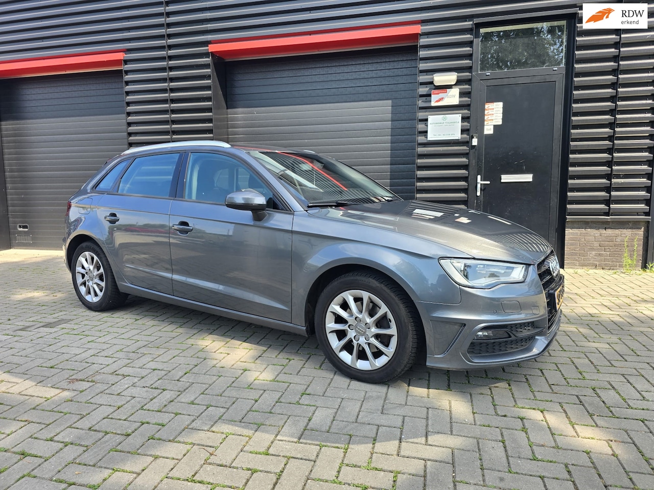 Audi A3 Sportback - 1.6 TDI Ambiente Sport Edition | NAVIGATIE | PDC | XENON | LED | STOELVERWARMING | ELEC. P - AutoWereld.nl