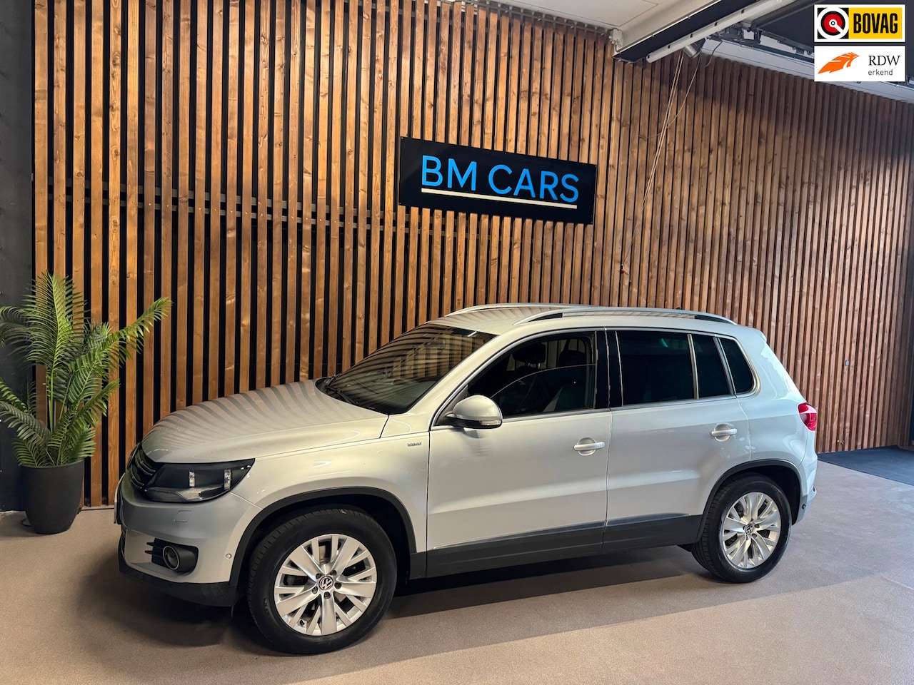 Volkswagen Tiguan - 1.4 TSI Sport&Style AUTOMAAT,Trkhaak - AutoWereld.nl