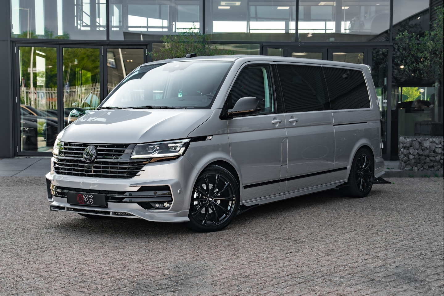 Volkswagen Transporter Caravelle - 2.0 TDI 180pk ABT L2H1 DC | ABT Bodykit | ABT GR20 Glossy Black | ABT Power upgrade Dubbel - AutoWereld.nl