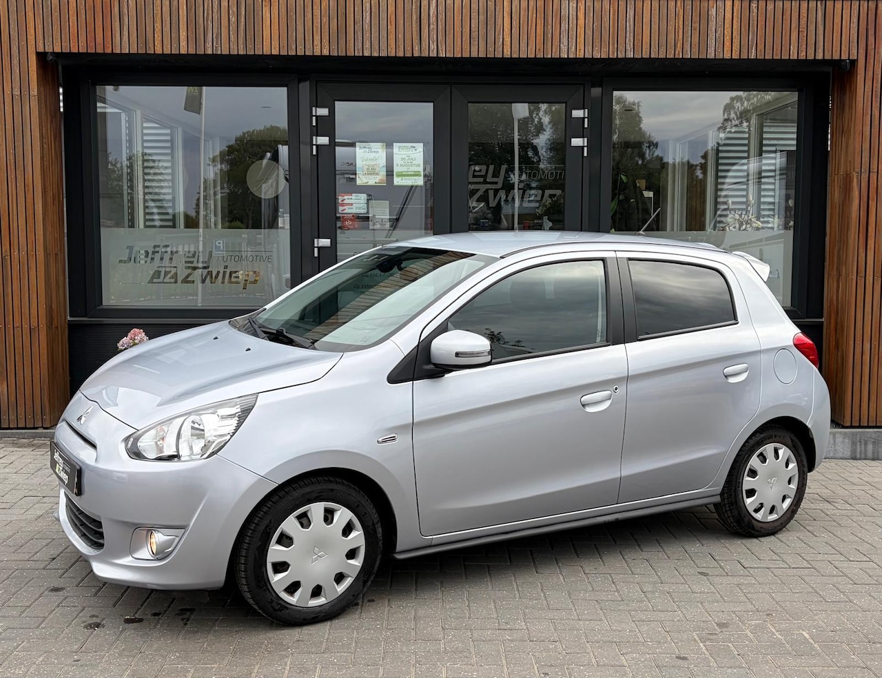 Mitsubishi Space Star - 1.2 Intense automaat. keyless. stuurwielbediening. - AutoWereld.nl