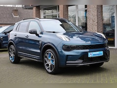 Lynk & Co 01 - 1.5 MY23 6.6KWh ZWARTE-HEMEL ROLHOES MY23 360-CAMERA PANO/SCHUIF INFINITY DAB NAVI CARPLAY