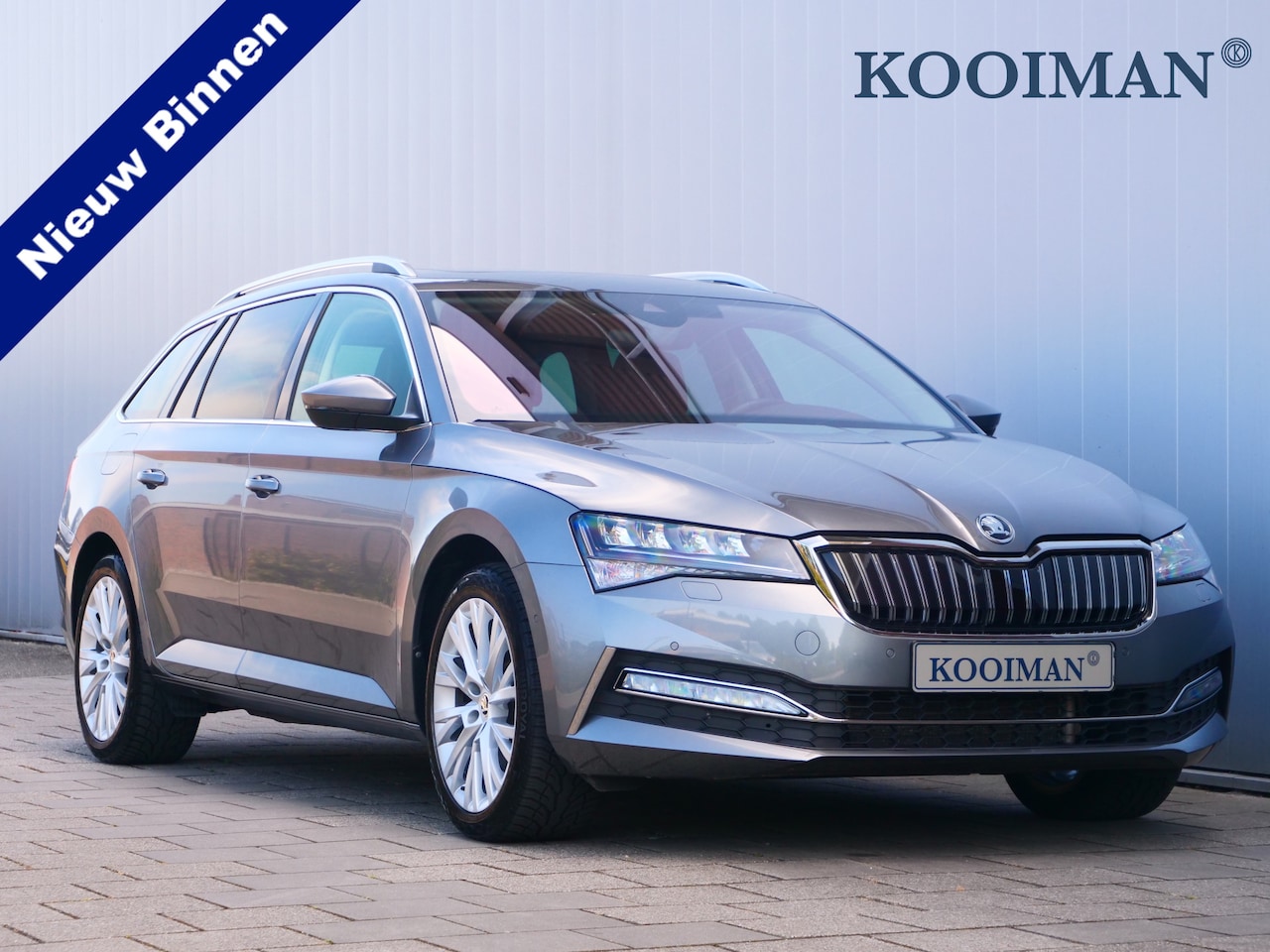 Skoda Superb Combi - 1.4 TSI iV Syle 218 Pk Automaat Navi / DAB / Pano-dak / Apple Carplay / Leer / Trekhaak - AutoWereld.nl