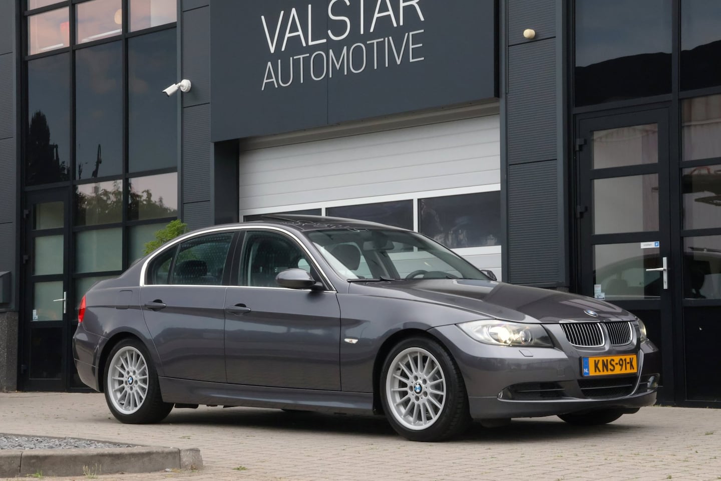 BMW 3-serie - 325i 6-Cilinder Handgeschakeld | 1e Eigenaar | Slechts 63.000 km | Onderhoud aanwezig | UN - AutoWereld.nl
