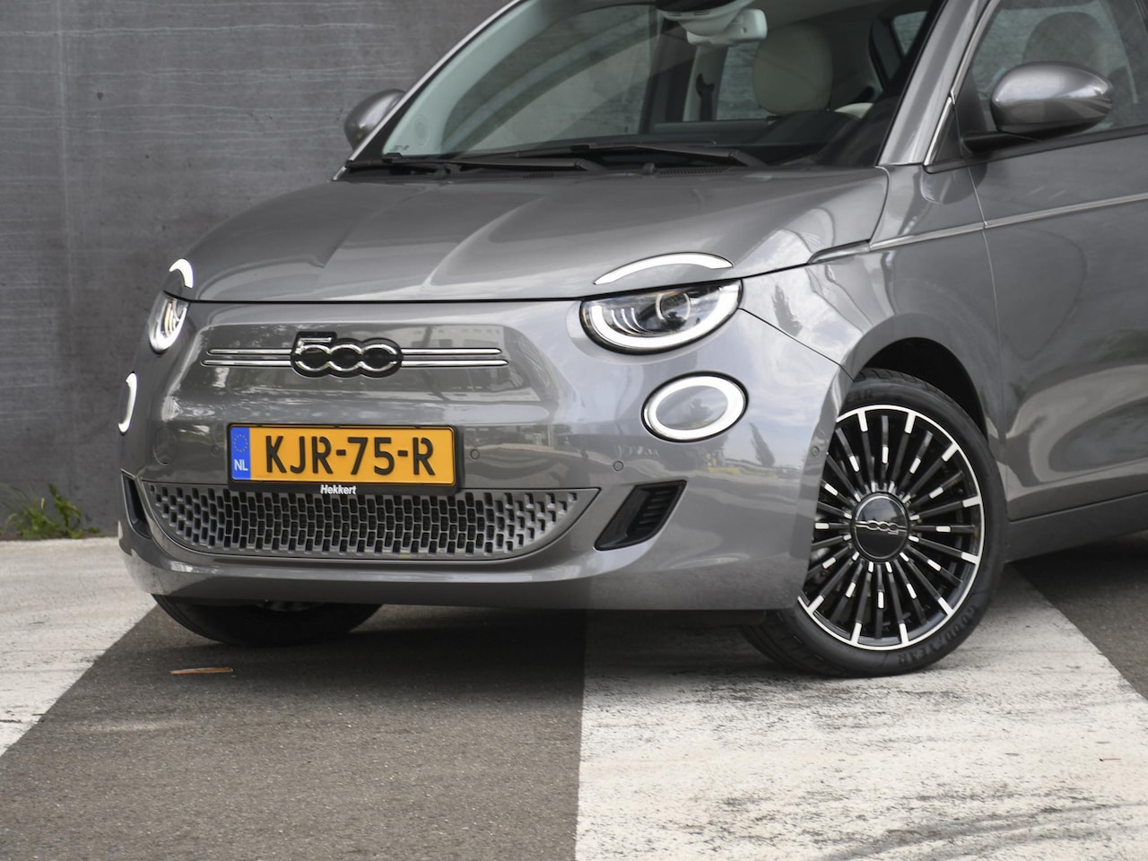 Fiat 500e - La Prima 42 kWh PANO | PDC + CAMERA | ADAPT. CC | 17''LM | APPLE-CARPLAY | DODE HOEK - AutoWereld.nl