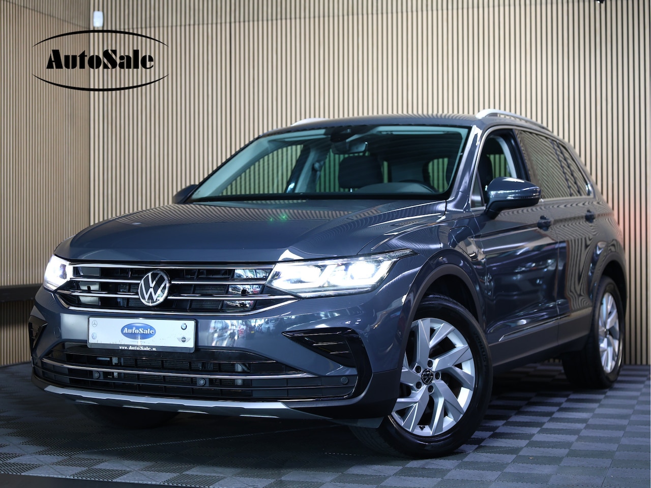 Volkswagen Tiguan - 1.4 TSI eHybrid R-Line DSG CARPLAY NAVI CLIMA ERGO THAAK MASSAGE VIRTUAL CAMERA LANE "21 - AutoWereld.nl