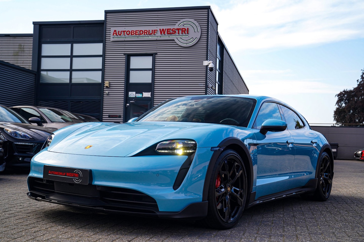 Porsche Taycan Cross Turismo - 4S 93 kWh | 4 Wiel besturing | Bose | Camera | Ijsblauw Metallic | 490PK - AutoWereld.nl