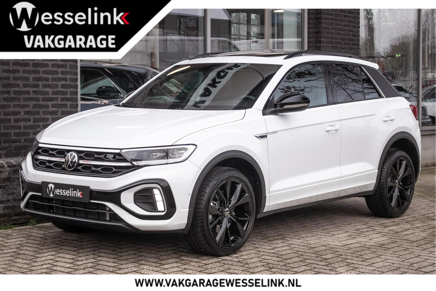 Volkswagen T-Roc - 1.5 TSI R-Line Edition | Black edition | Adapt cruise | Panorama dak | 19" LM - AutoWereld.nl
