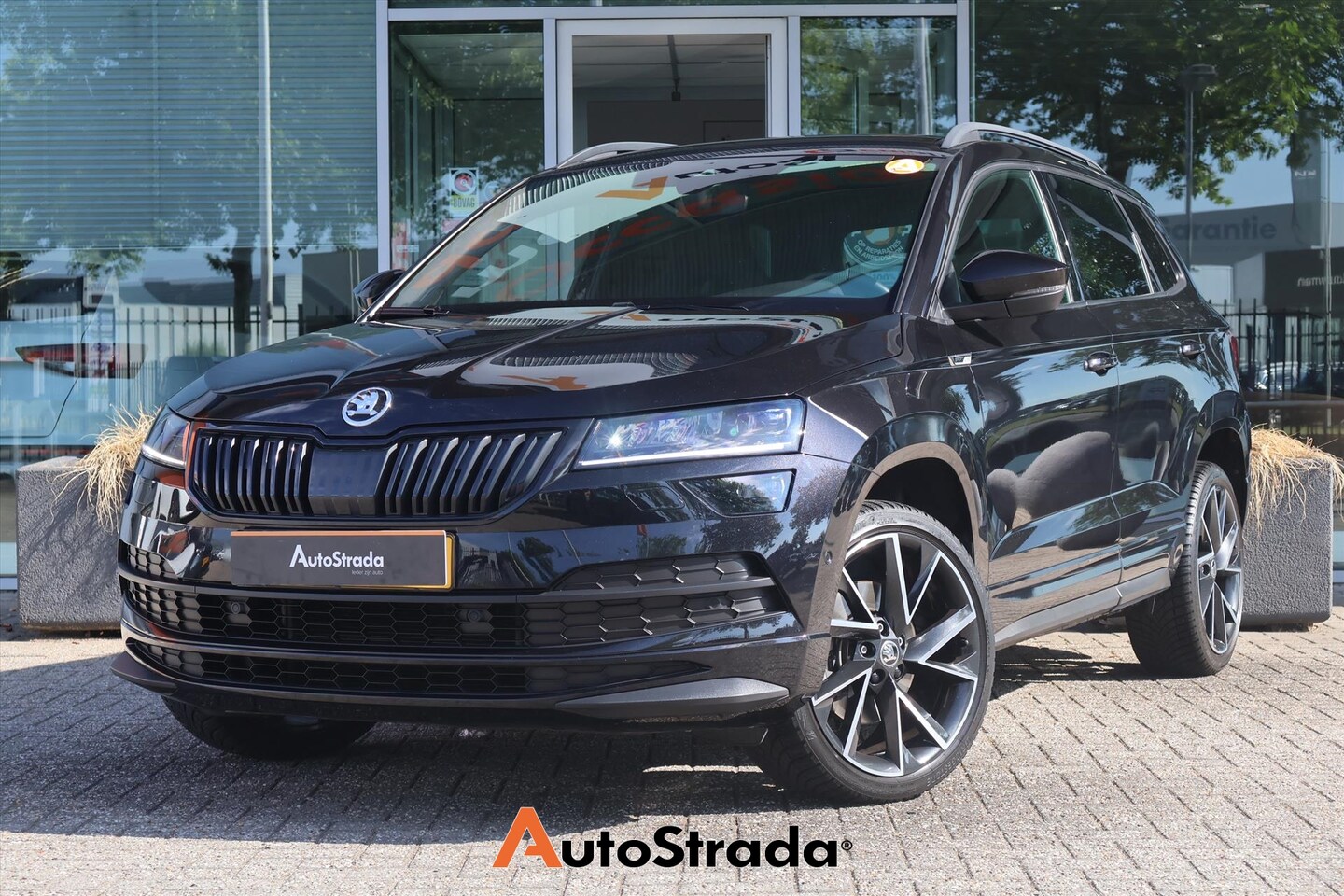 Skoda Karoq - 1.5 SportLine TSI ACT 150pk | Trekhaak | Stoelverwarming | Virtual | Camera | Keyless | Sf - AutoWereld.nl