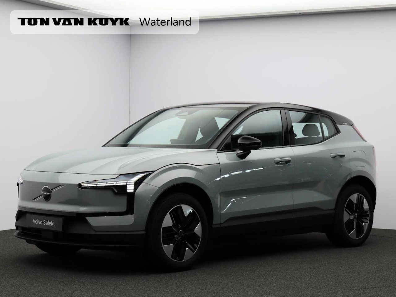 Volvo EX30 - Single Motor Plus Automaat / Verwarmde voorstoelen / Verwarmd stuurwiel / Glossy zwart da - AutoWereld.nl