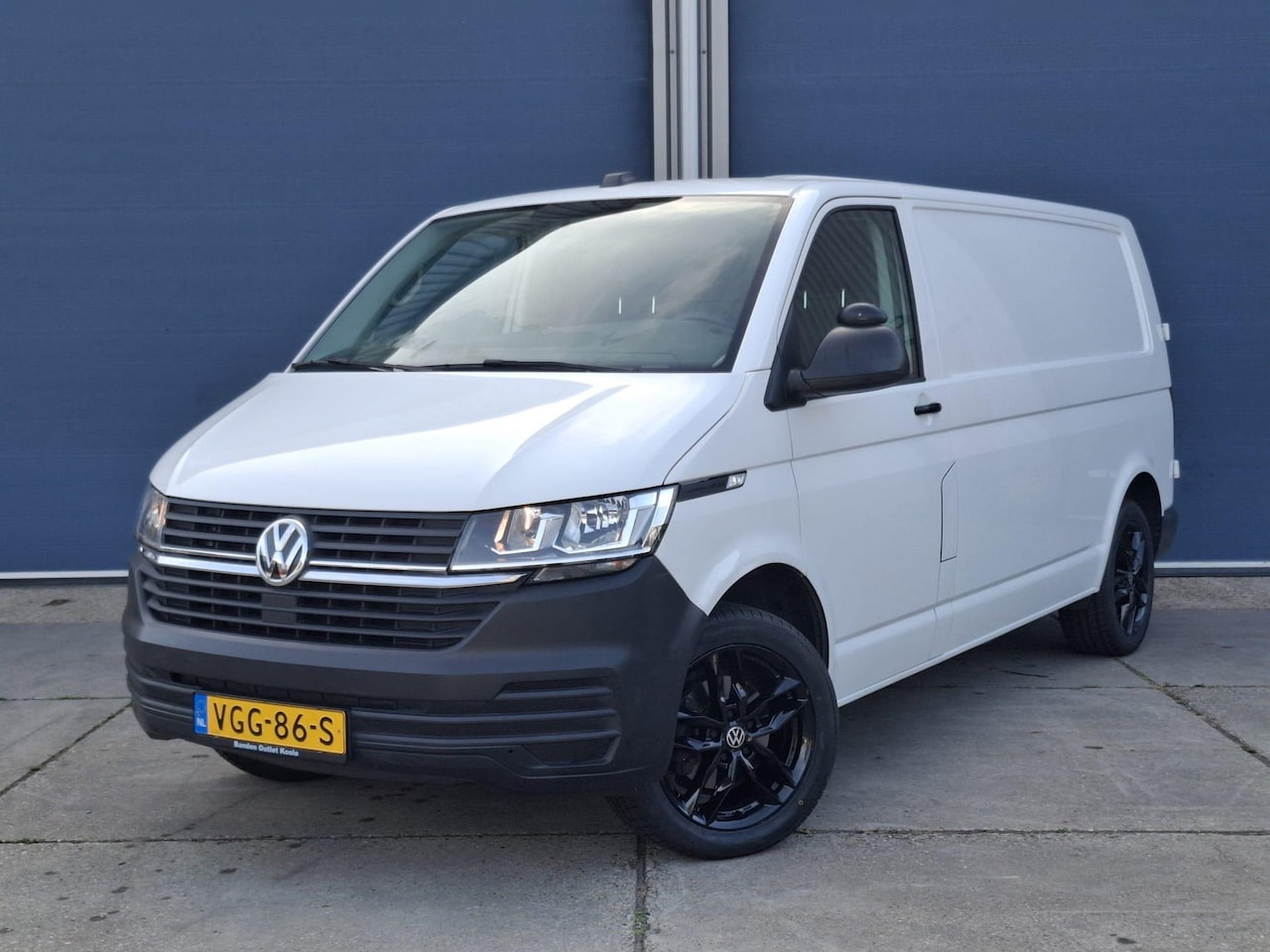 Volkswagen Transporter - 2.0 TDI L2H1 30 Comfortline CARPLAY / L2H1 / CRUISE CONTROLE / AIRCO / EURO 6 - AutoWereld.nl