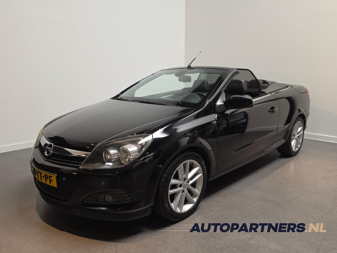 Opel Astra TwinTop - 1.8 Cosmo Cabrio - Apple Carplay/Android Auto - Stoelverwarming - Halfleder - AutoWereld.nl