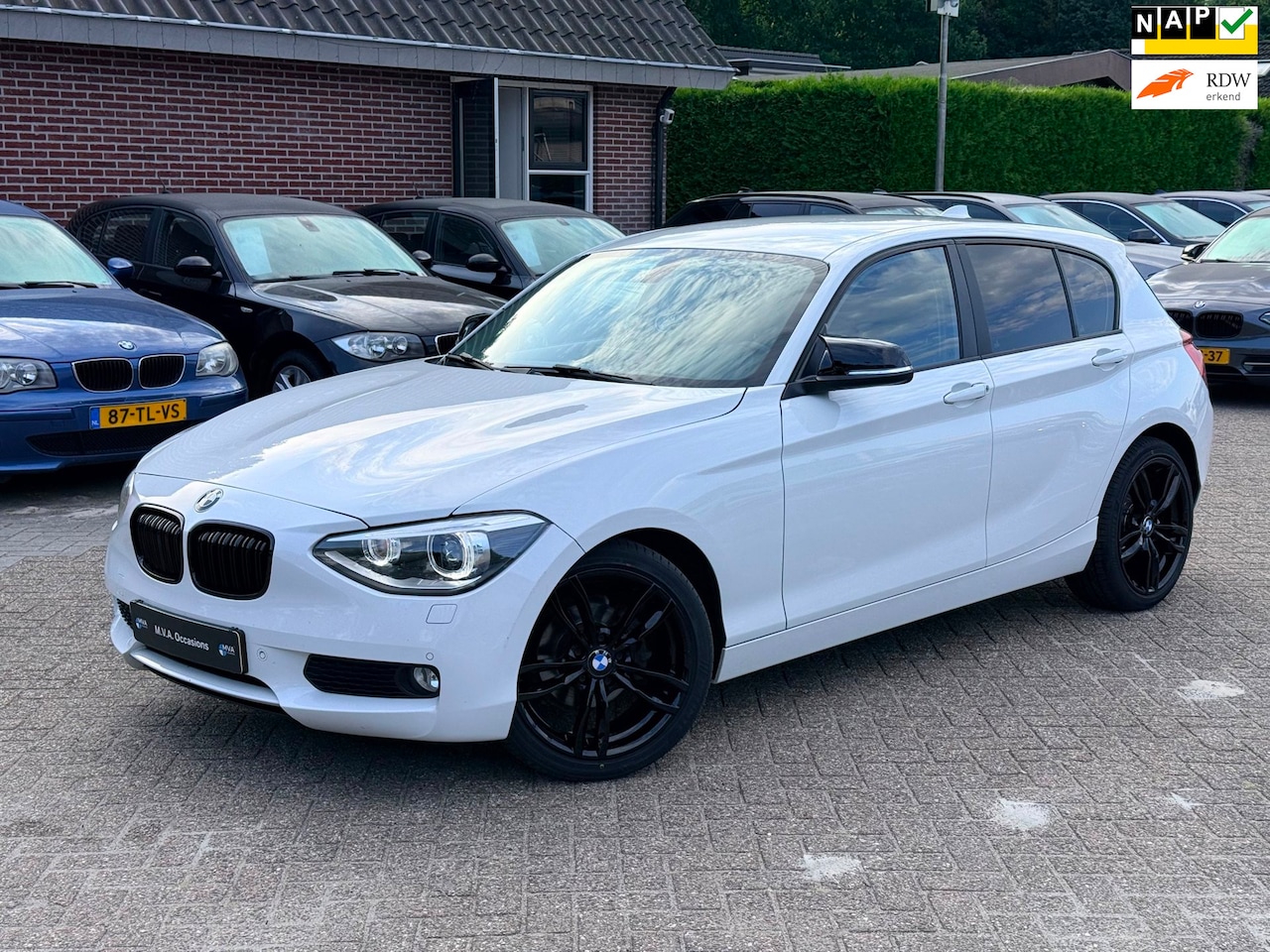 BMW 1-serie - 116i Business+ Automaat|Nieuwe Ketting + Klepseals|Xenon|Pdc V+A|18 inch|Cruise control|Cl - AutoWereld.nl