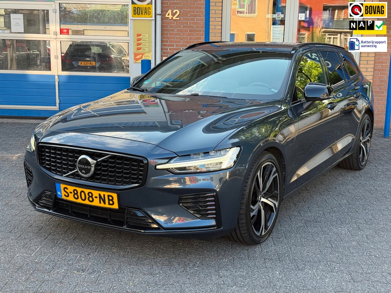 Volvo V60 - 2.0 T6 Plug-in hybrid AWD Plus Dark | Long Range| Trekhaak | Stoelverw. Voor + Achter| 360 - AutoWereld.nl