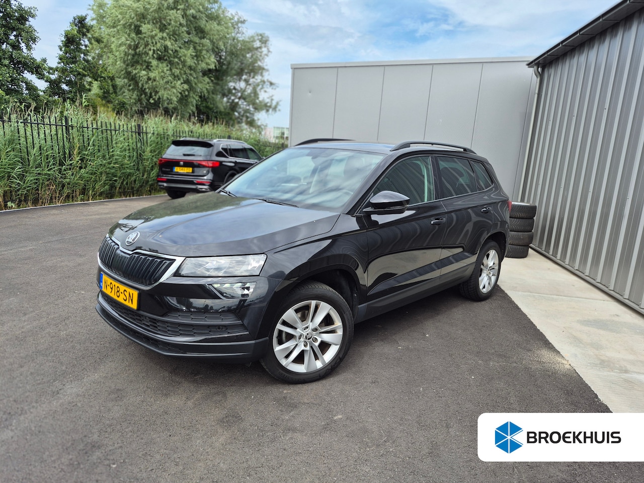 Skoda Karoq - 1.0 TSI Business Edition 110Pk | 1e eigenaar |Trekhaak uitklapbaar | Parkeer sensoren voor - AutoWereld.nl