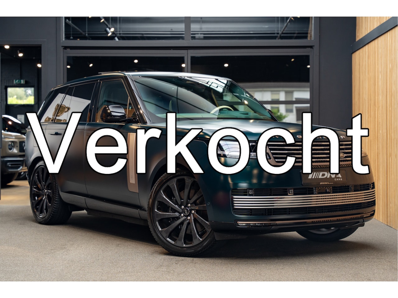 Land Rover Range Rover - P550e SV Serenity Pack 23'' SV 3.0 P550e SV PHEV SVO British Racing Green Matte - AutoWereld.nl