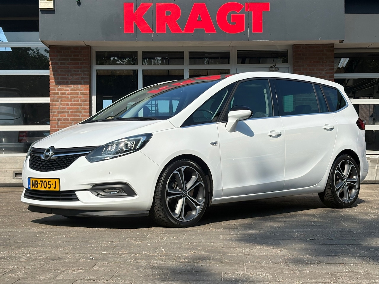 Opel Zafira - Business+ 1.4T 120 pk - Panoramadak - trekhaak - climate - - AutoWereld.nl