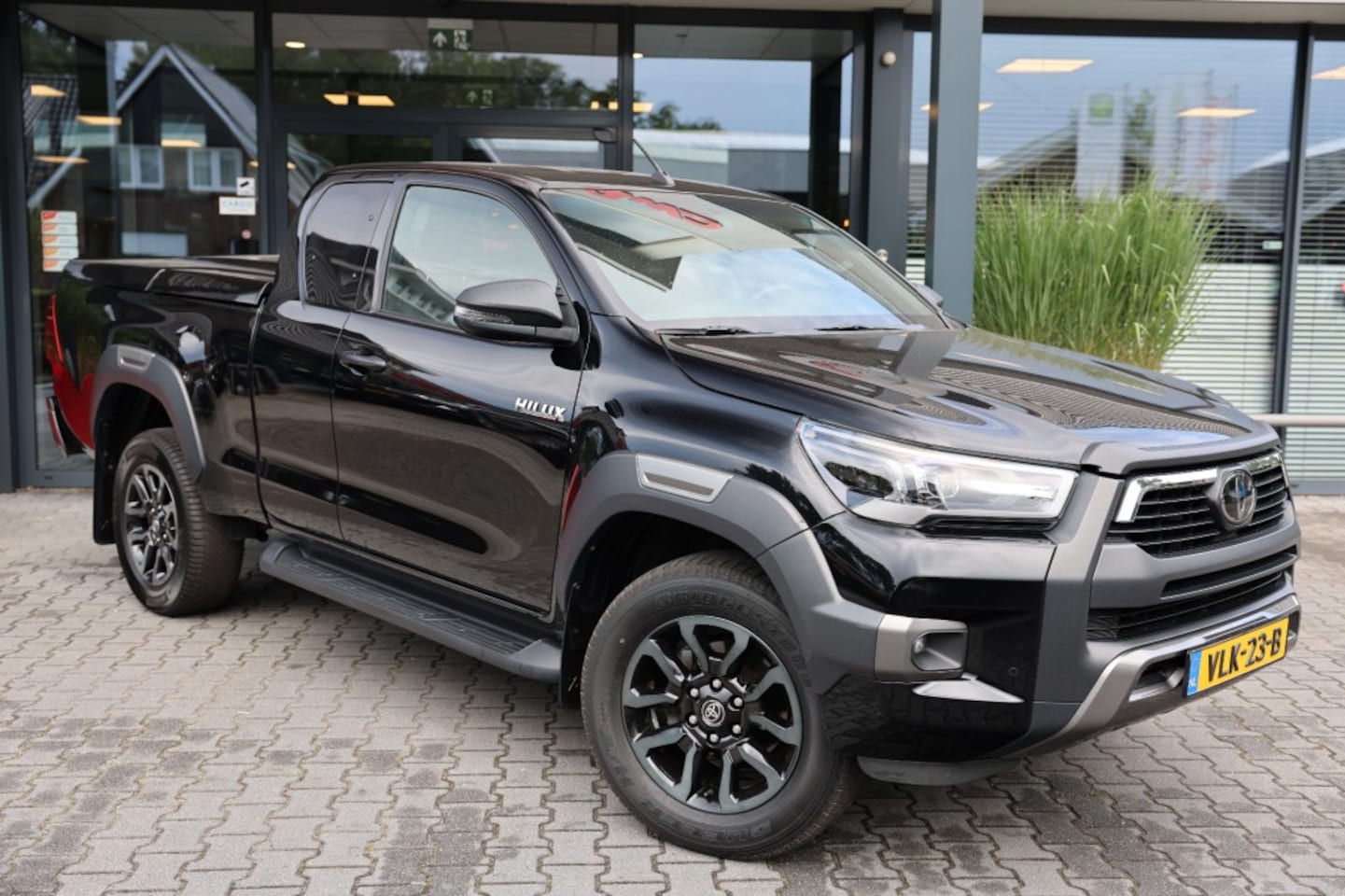 Toyota HiLux - 2.8 D-4D X-TRA CAB INVINCIBLE A/T 4WD VAN - AutoWereld.nl