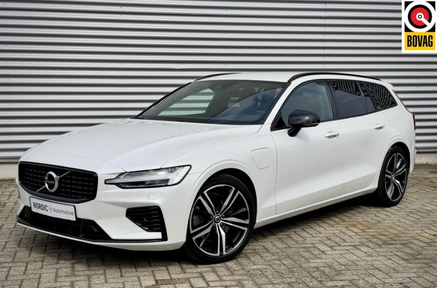 Volvo V60 - 2.0 T6 R-LINE RECHARGE AWD TREKHAAK HARMAN KARDON - AutoWereld.nl