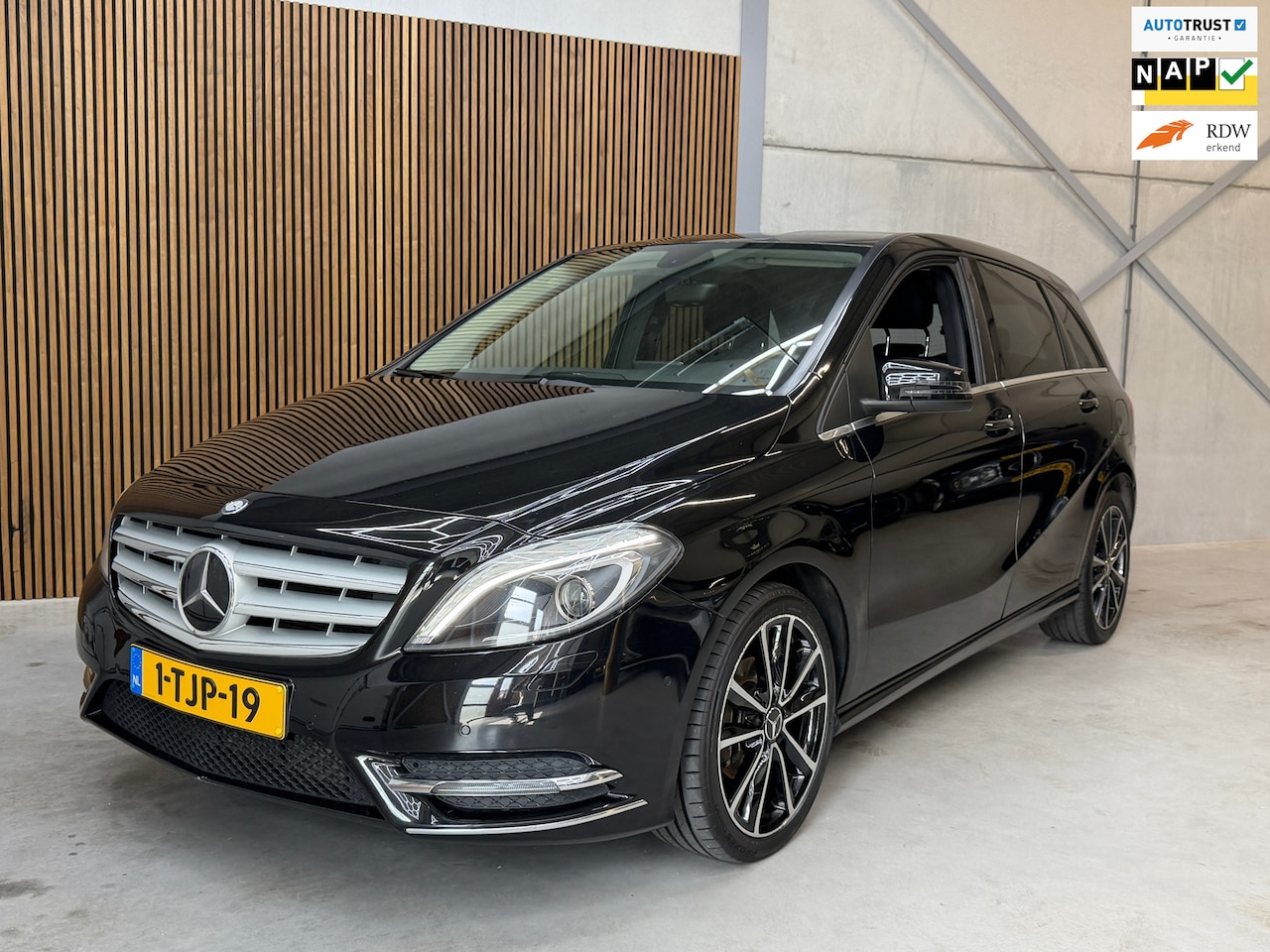 Mercedes-Benz B-klasse - 180 Ambition | AUTOMAAT | LEER | NAVI | - AutoWereld.nl
