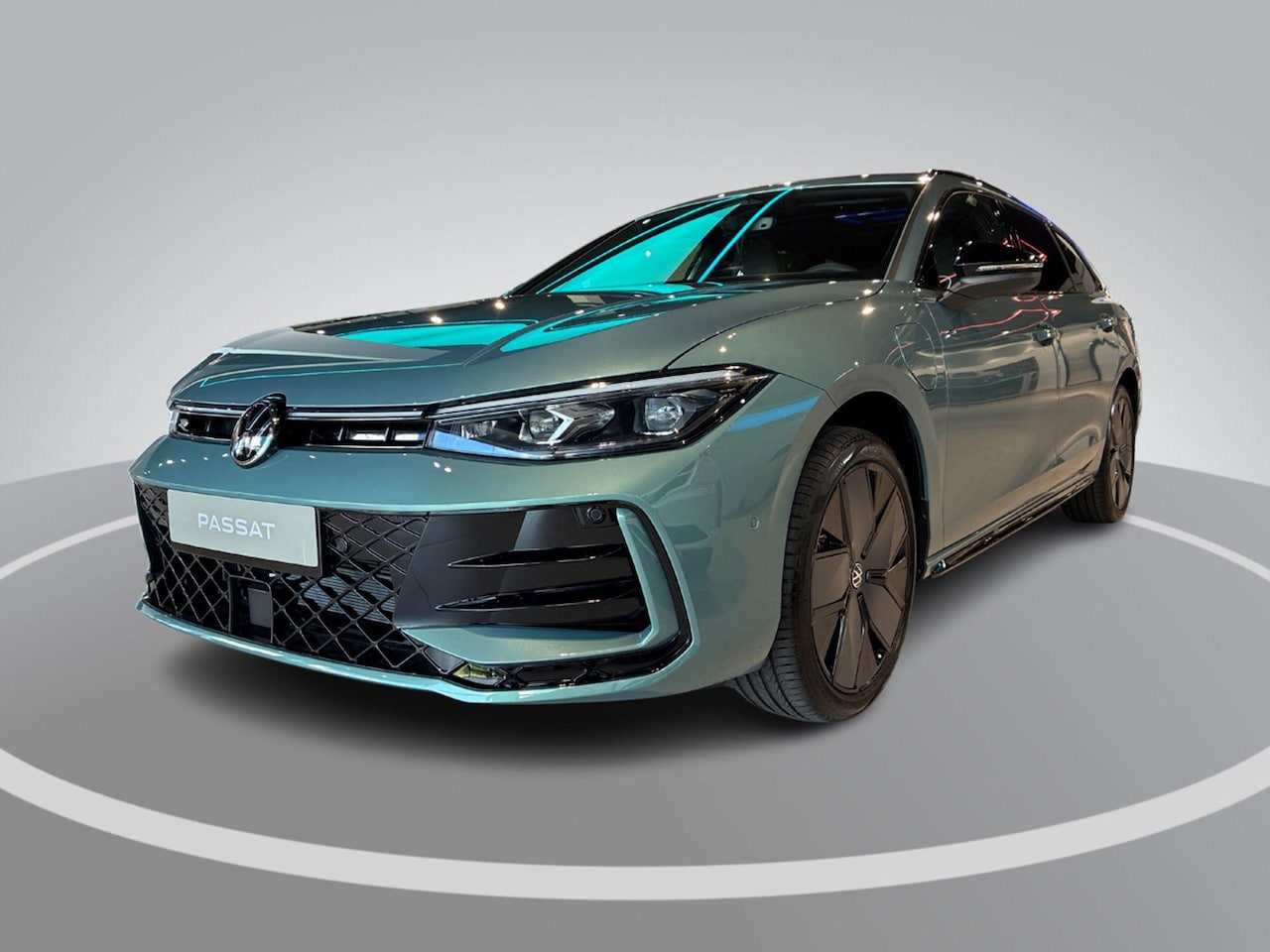 Volkswagen Passat Variant - R-Line Edition 1.5 eHybrid 204 PK 6 DSG · Draadloze telefoonlader · Achteruitrijcamera · S - AutoWereld.nl