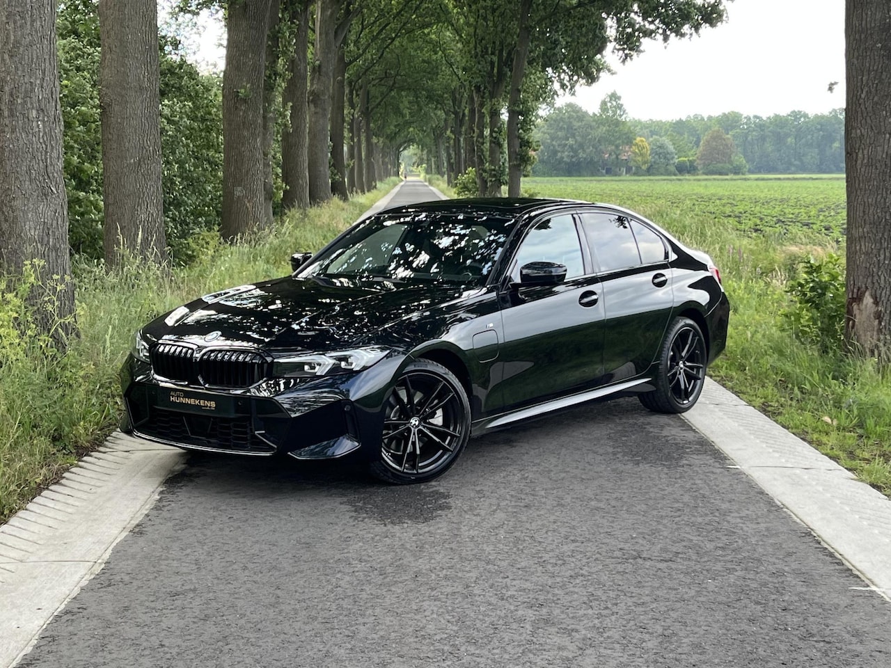 BMW 3-serie - 330e M Sport | Open dak | Adapt. cruise | Trekhaak | Head-up | Stoelverwarming | Sfeerverl - AutoWereld.nl
