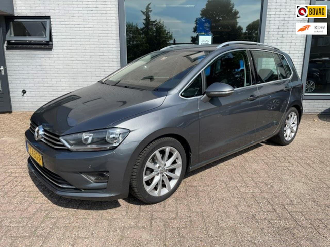 Volkswagen Golf Sportsvan - 1.2 TSI Connected Series | Massagestoel | org. wegklapbare trekhaak | Navi - AutoWereld.nl