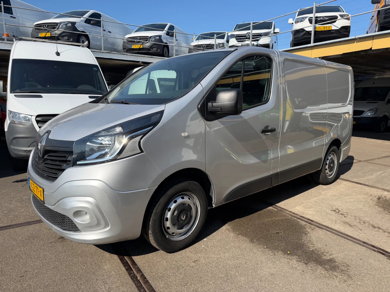 Renault Trafic - 1.6DCI L1H1 Airco Navi Cruisecontrol EURO 6 MOTOR SCHADE - AutoWereld.nl