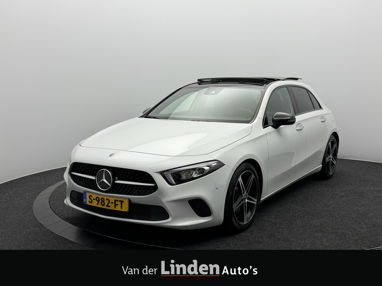 Mercedes-Benz A-klasse - 180 Premium Plus | Panoramadak | Sfeerverlichting | Full-Led | Camera | Carplay&Android - AutoWereld.nl