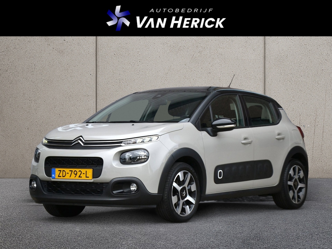 Citroën C3 - 1.2 PureTech S&S Shine | Panoramadak | Achteruitrijcamera | Navigatie - AutoWereld.nl