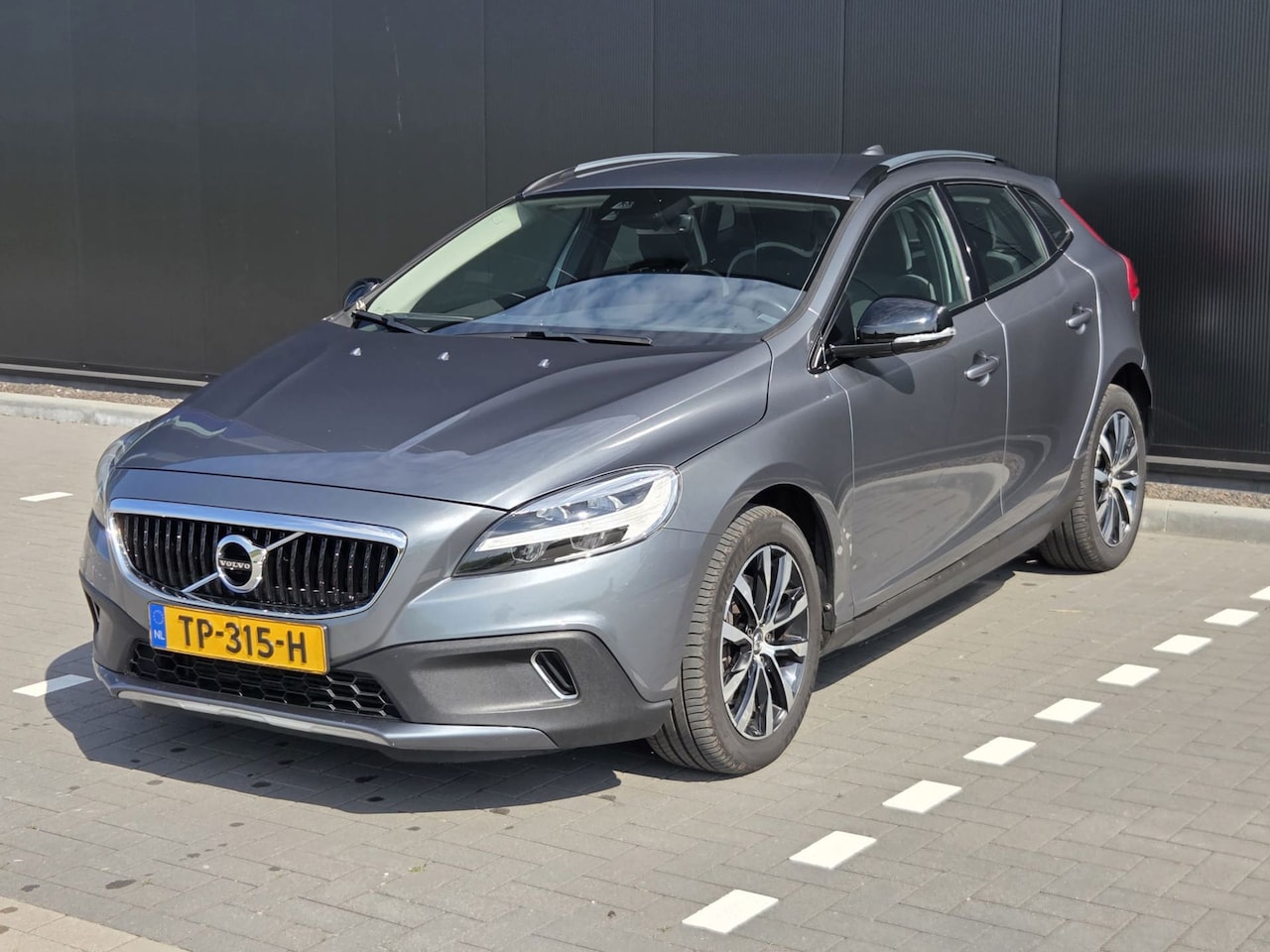 Volvo V40 Cross Country - 1.5 T3 Dynamic Edition Automaat - AutoWereld.nl