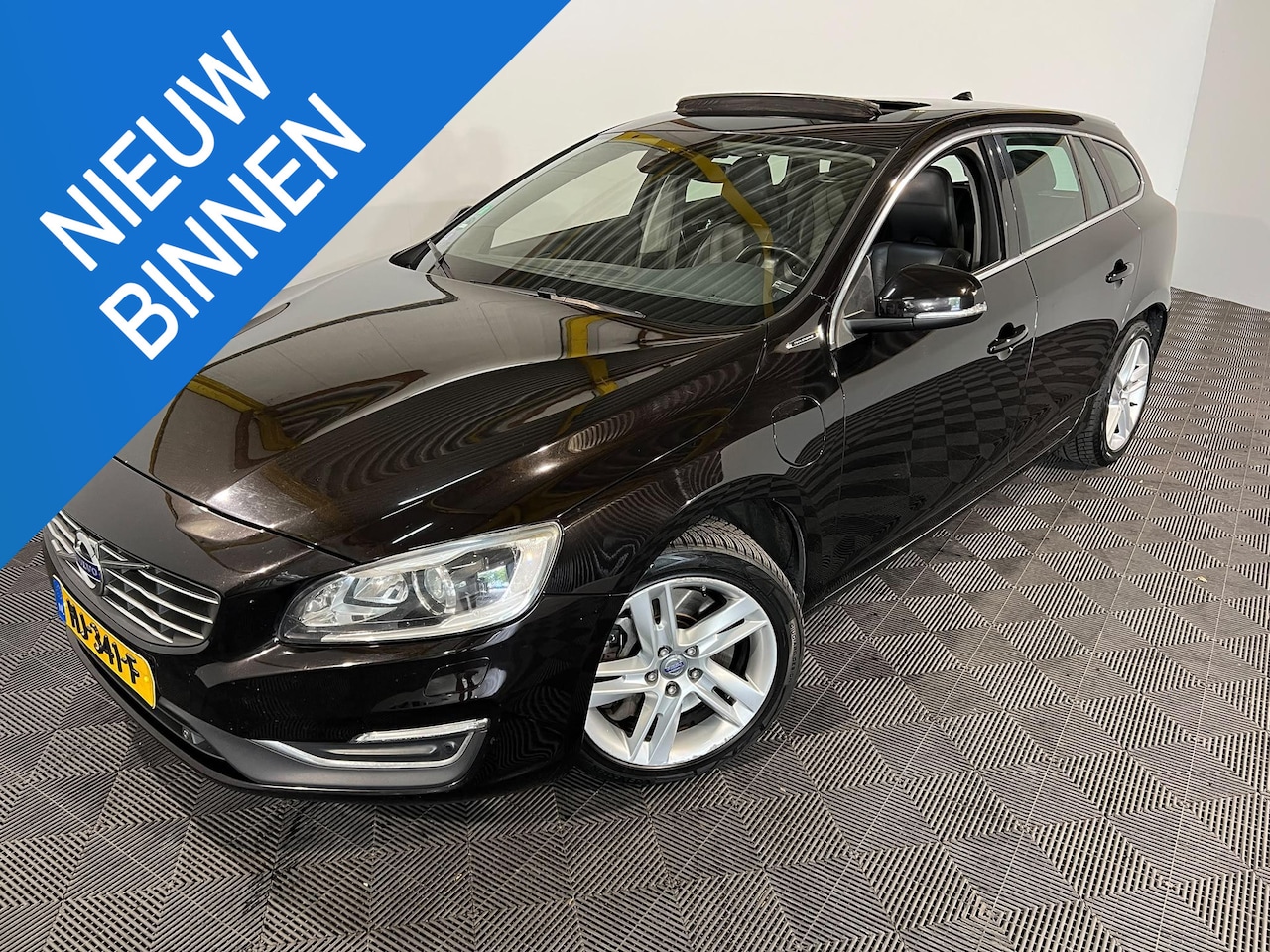Volvo V60 - 2.4 D6 Twin Engine R-Design 2.4 D6 Twin Engine R-Design - AutoWereld.nl
