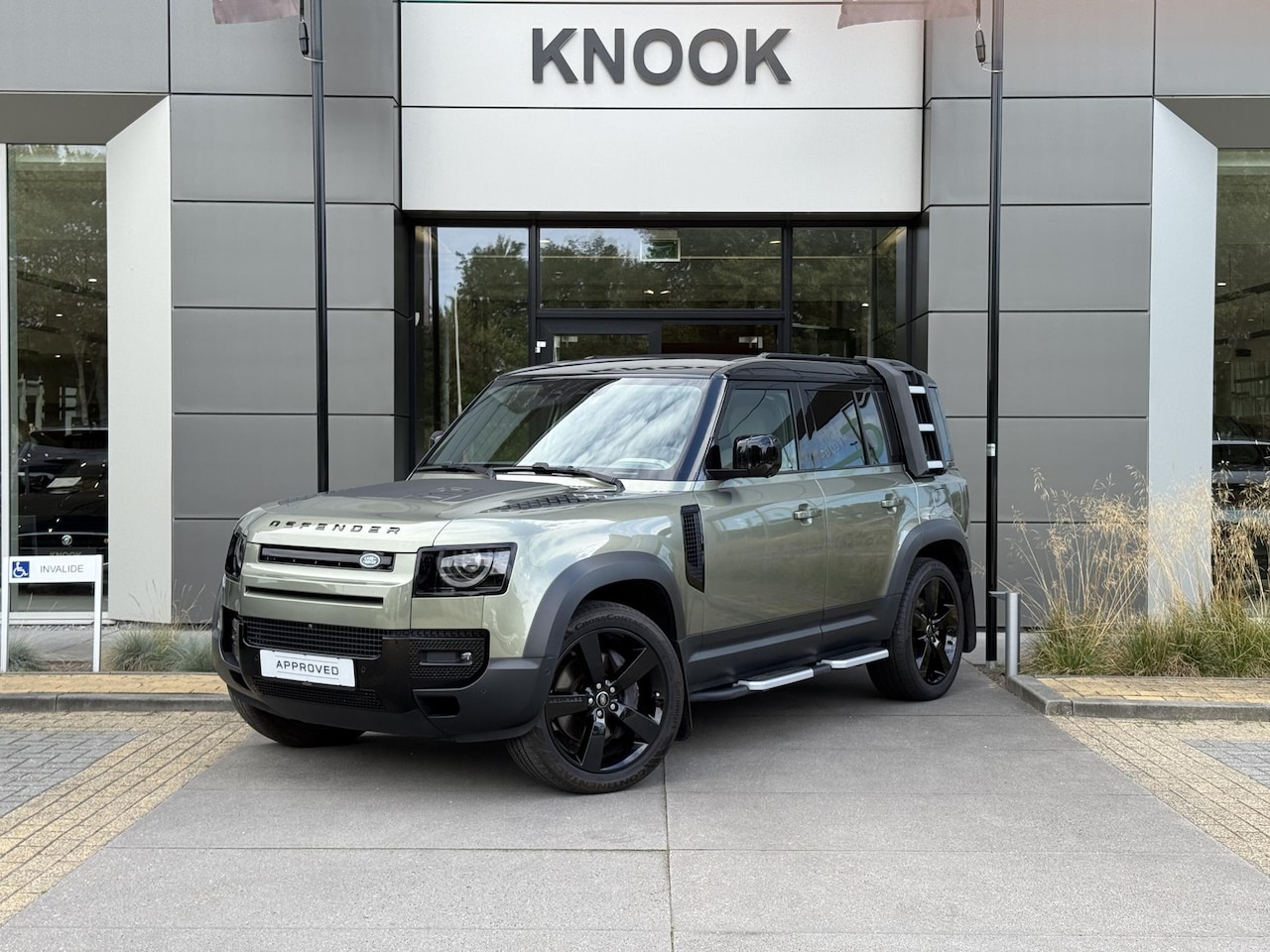 Land Rover Defender 110 - P400e 110 SE - AutoWereld.nl