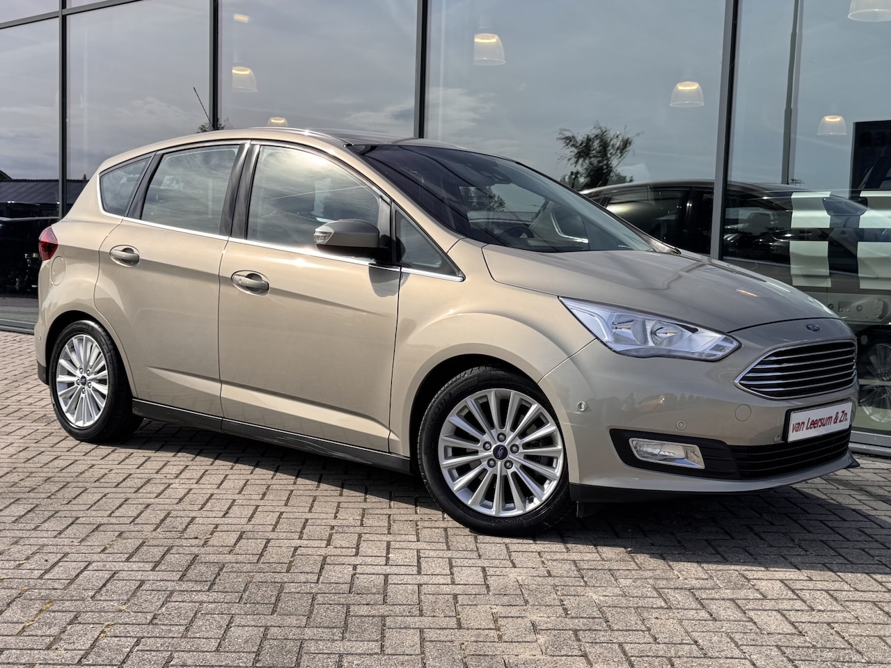Ford C-Max - 1.5 Titanium Automaat | Camera | Park Assist | Trekhaak | Keyless | Navigatie - AutoWereld.nl
