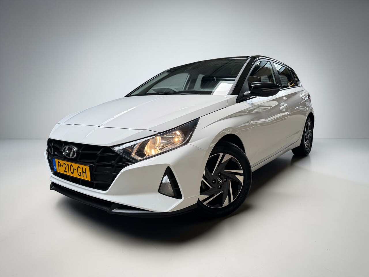 Hyundai i20 - 1.2 4 CYLINDER MOTOR CARPLAY/CAMERA TWO-TONE AIRCO CRUISE LED LM VELGEN NL AUTO NAP!! - AutoWereld.nl