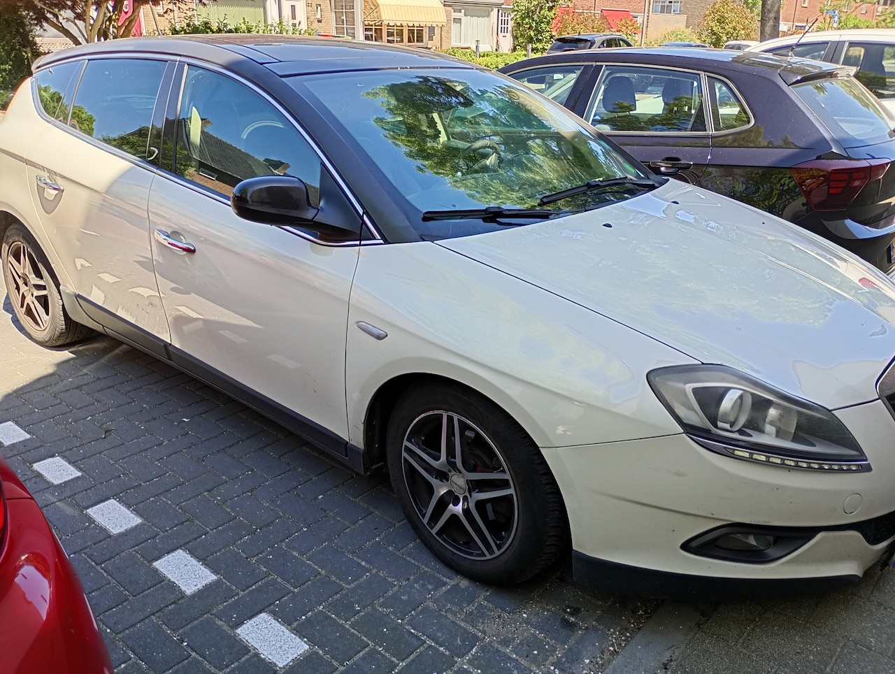 Lancia Delta - 1.4-16V Platino - AutoWereld.nl