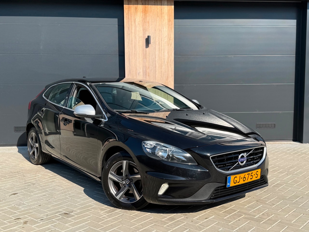 Volvo V40 - 2.0 D2 R-Design (bj 2015) Alcantara/Euro6/Climate/LED/ - AutoWereld.nl