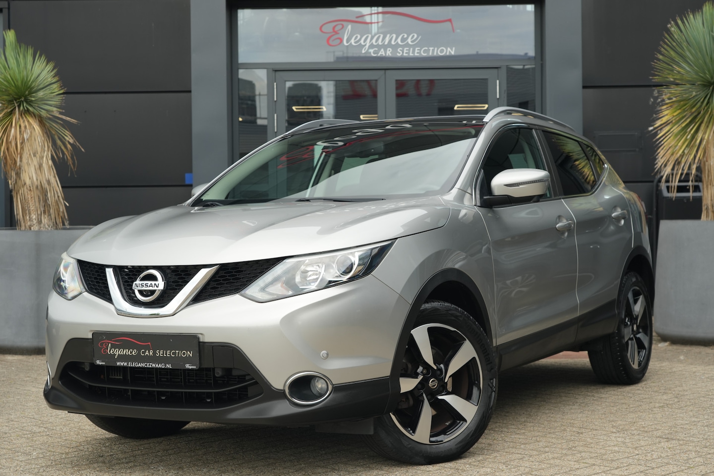 Nissan Qashqai - 1.6 N-Connecta Panoramadak/Trekhaak/360Camera 164pk - AutoWereld.nl