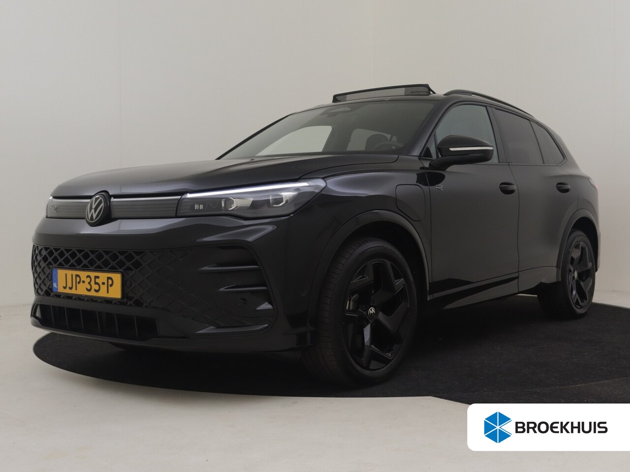 Volkswagen Tiguan - 1.5 eHybrid R-Line Edition 204Pk DSG/AUTO | Glazen panorama-dak | Trekhaak uitklapbaar | S - AutoWereld.nl