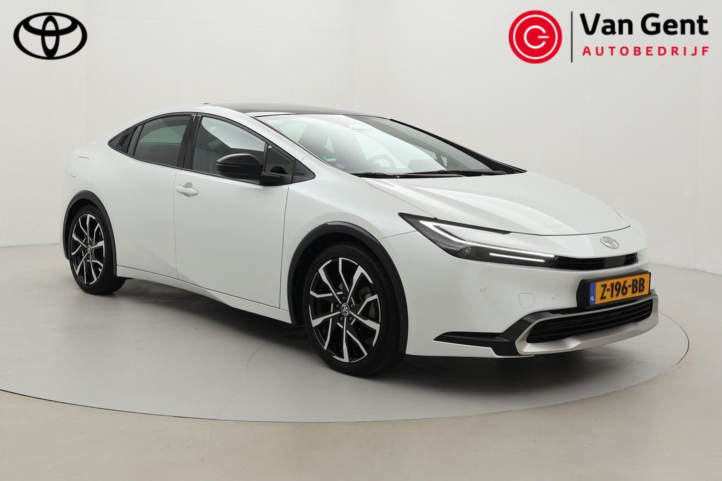 Toyota Prius - 2.0 Plug-in Executive | Panoramadak | Dodehoek detectie | Stoel-/stuurverwarming | Apple C - AutoWereld.nl
