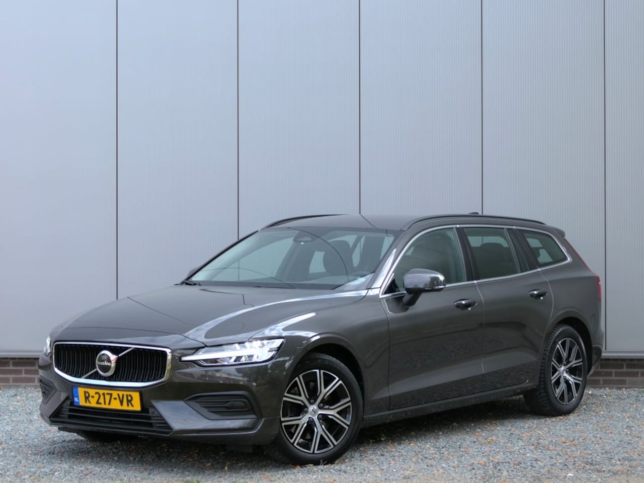 Volvo V60 - 2.0 B4 Core 12 MND BOVAG-garantie Trekhaak / Pilot Assist / Navi / Elektrische klep - AutoWereld.nl