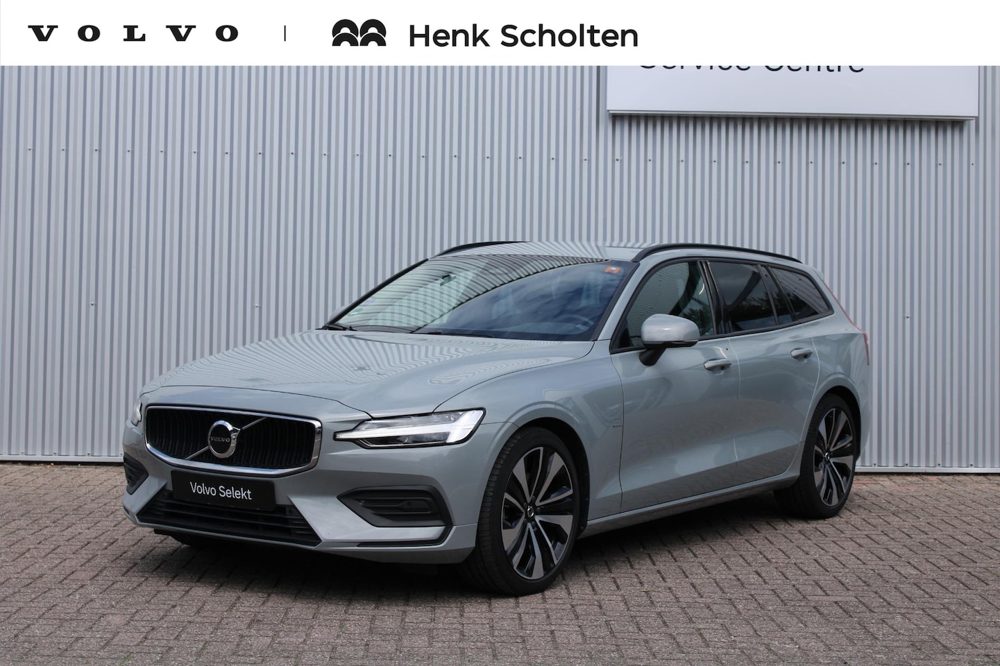 Volvo V60 - 2.0 B3 Essential Edition | Cruise Control | Semi elektrische trekhaak | Lederen stoelen | - AutoWereld.nl