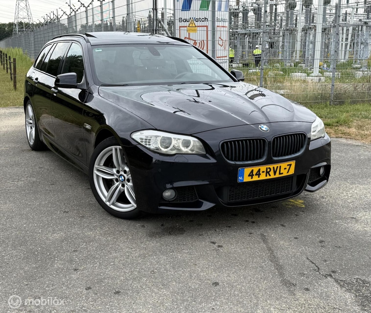 BMW 5-serie Touring - 530d M Sport Pano Carbon Shwarz - AutoWereld.nl