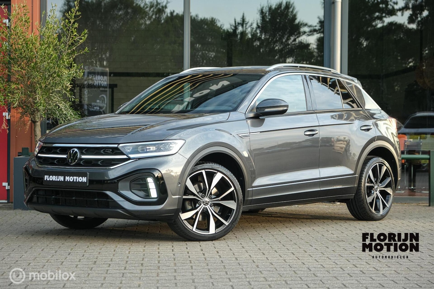 Volkswagen T-Roc - 1.5 TSI R-Line | Pano | IQLed | 19 Inch | ACC | Keyless entry & Go | Trekhaak | Stoelverwa - AutoWereld.nl
