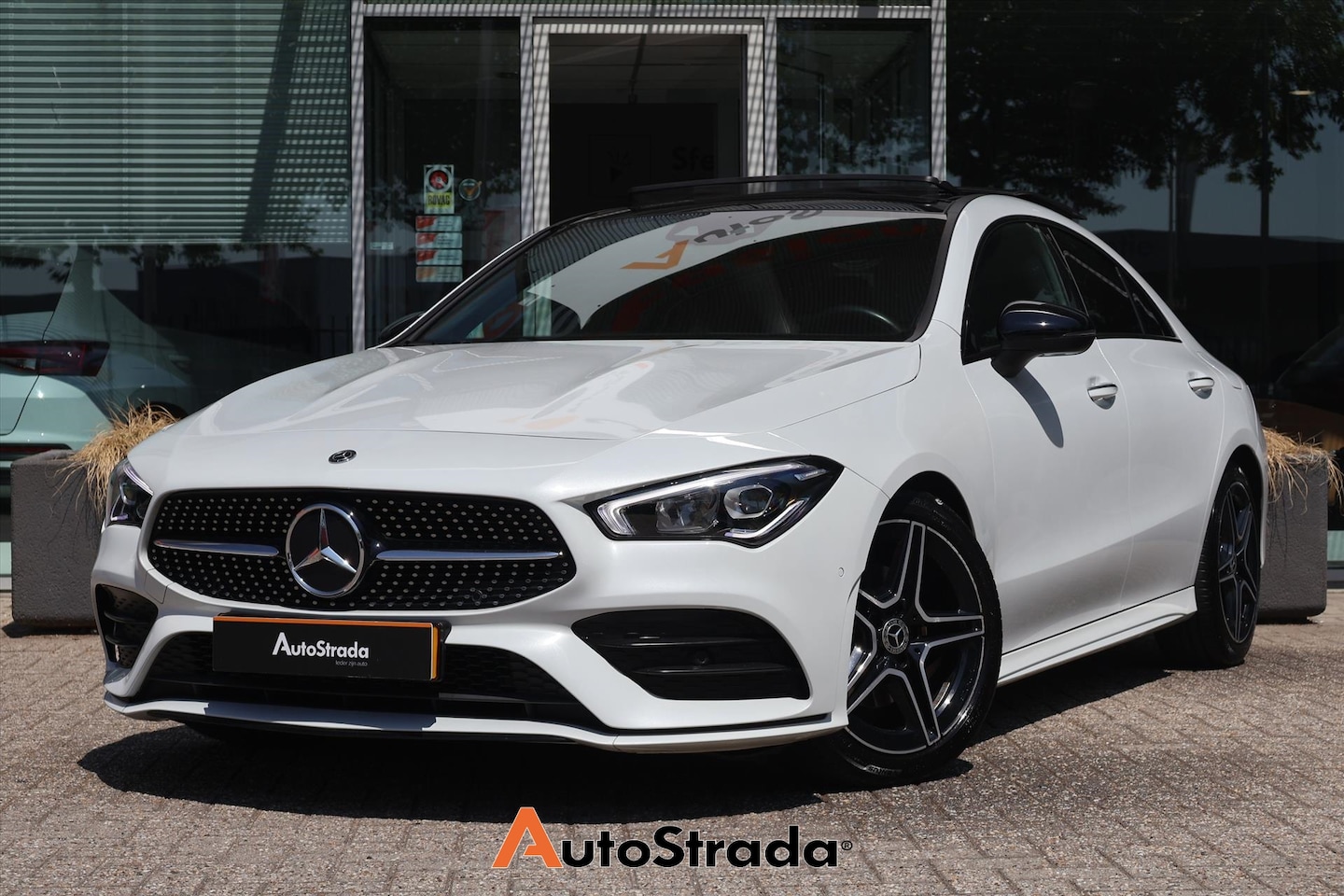 Mercedes-Benz CLA-Klasse - Coupé 180 AMG-Line 136PK | Sfeerverlichting | Pano | Night Pakket | DAB | Virtual - AutoWereld.nl